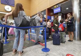 Un grupo de viajeros, en el aeropuerto Seve Ballesteros de Santander.