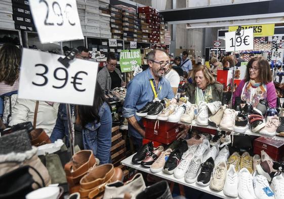 Asistentes a la Feria Outlet del año pasado echan un vistazo a las ofertas de zapatillas deportivas