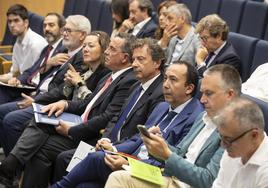 Pablo Palencia, consejero de Desarrollo Rural, junto a otros participantes y asistente durante la celebración del foro.