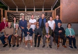 Homenajeados y familiares, junto a representantes municipales.