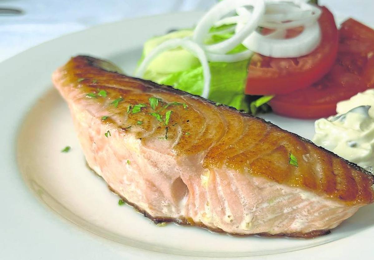 Suprema de salmón marcado a la brasa con ensalada y tártara.