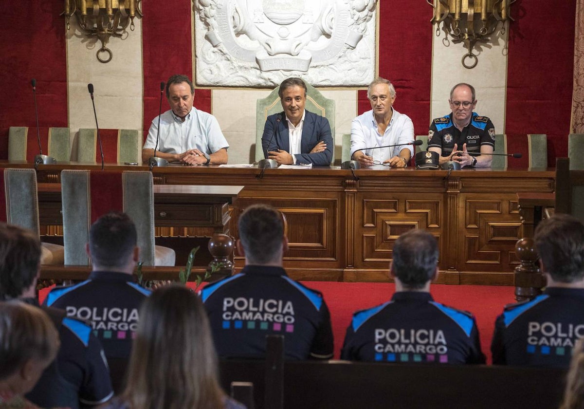 Los cinco nuevos agentes han tomado posesión de su cargo este miércoles en el Ayuntamiento de Camargo.