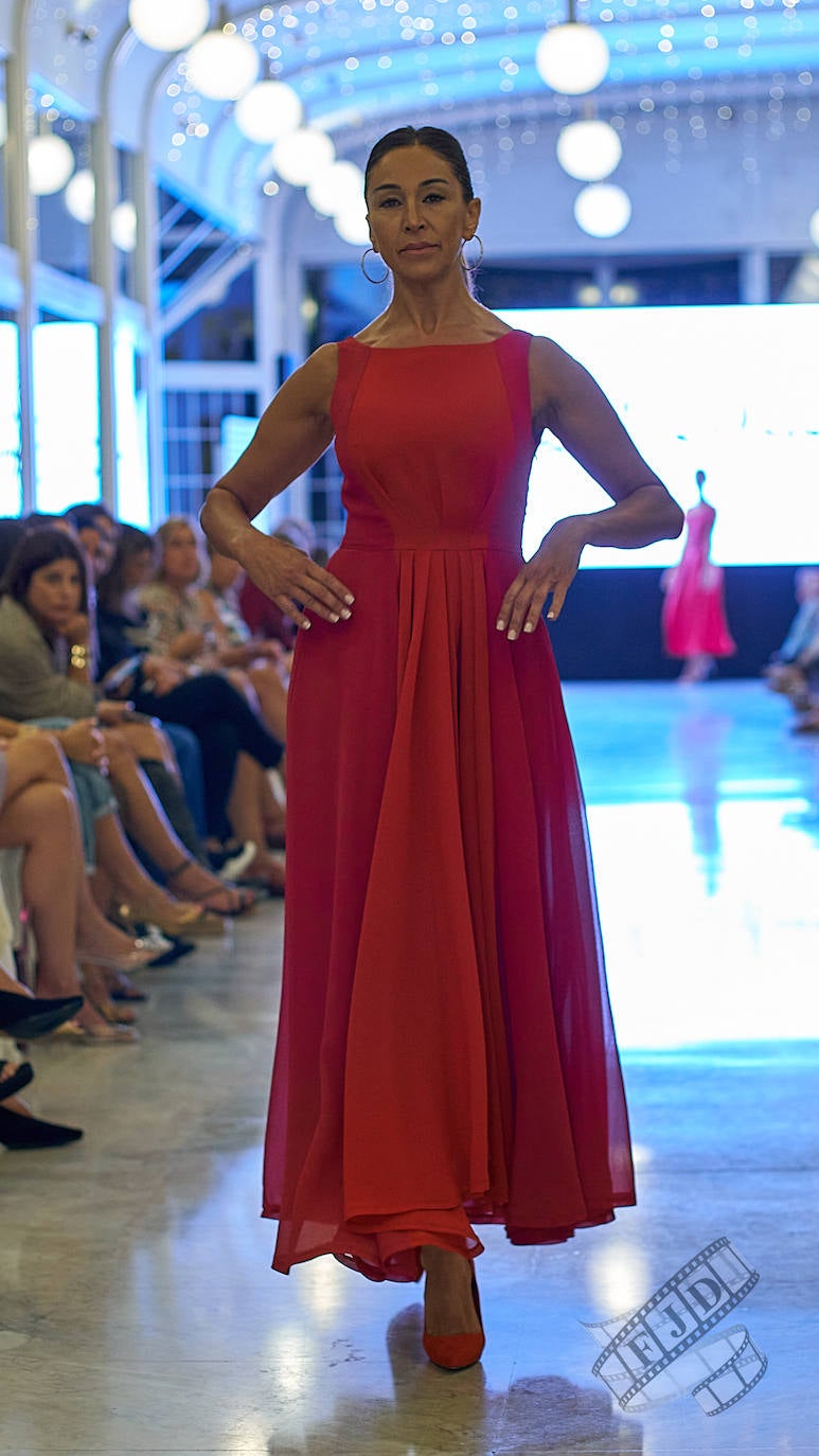 Gloria Rueda (Miss Cantabria 1990) con vestido de la firma 'Ángel Iglesias' (Castilla y León).