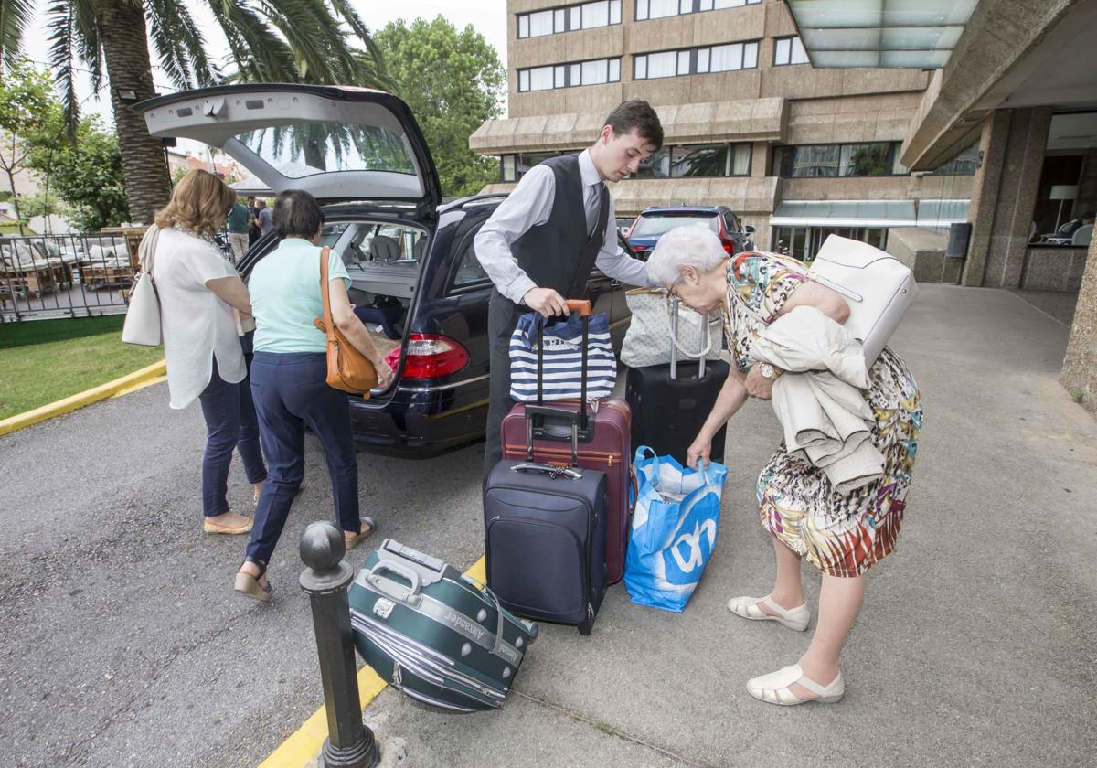 Un grupo de turistas llega al Hotel Santemar, en Santander.