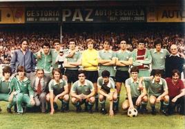 Equipo juvenil que se enfrentó al Zaragoza en 1977 en los Campos de Sport. De pie y de izquierda a derecha, Nando Yosu (entrenador), Saro, Guti, Lipe, Moncaleán, Juan Carlos, Diego, Pierino, Quique y Saldaña (delegado). Agachados, Marcos, Sordo, Luis (aficionado), Albo, San Román, Abando, Ochoa, Lastra y Tolosa (segundo entrenador).