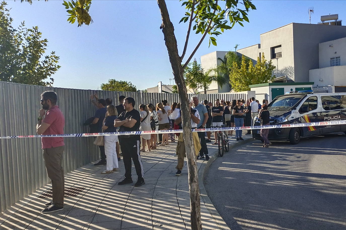 Padres a las puertas del instituto donde se han producido los hechos.