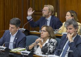 Felipe Piña, portavoz del PRC, durante su intervención en el Pleno junto a la concejala regionalista María Victoria Fernández.