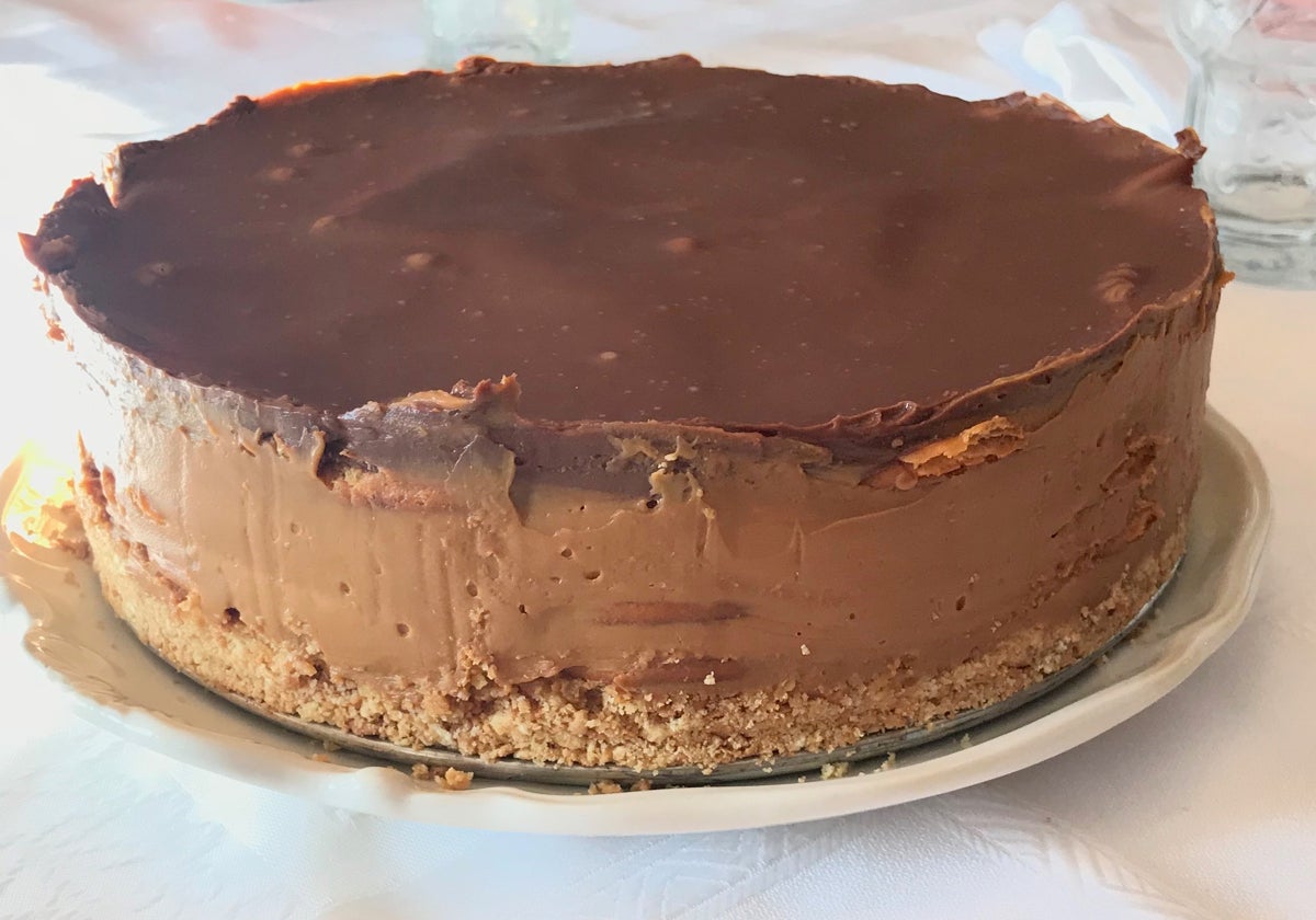 Una más que apetecible tarta de chocolate y galletas.