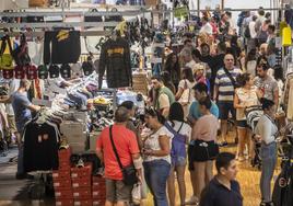 El público asistió ayer de forma constante y masiva a la primera jornada de la Feria Outlet, que se celebra en el Palacio de Exposiciones de Santander.