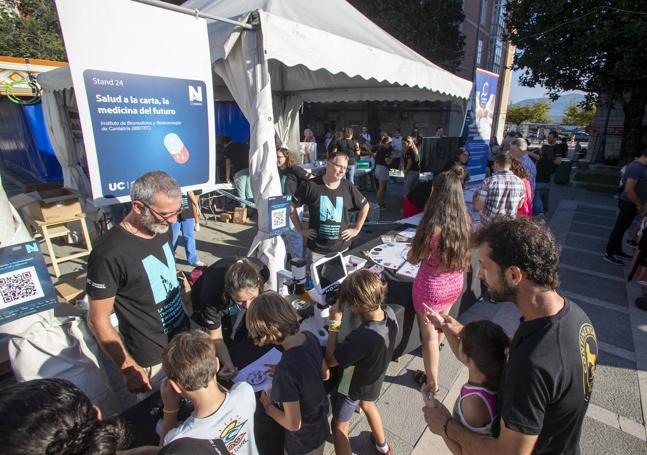 Hasta 6.000 personas, desde niños a jubilados, se acercaron a lo largo de la tarde a la cita, que reunió a 29 stands.