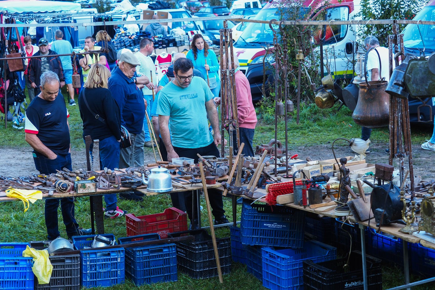 Tampoco faltaron un buen número de puestos de productos típicos, artesanos y la actuación de varios troveros