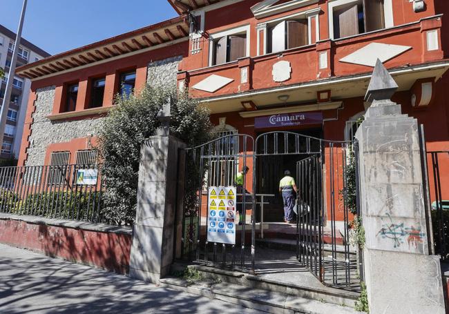 Un operario accede al inmueble, durante las labores.