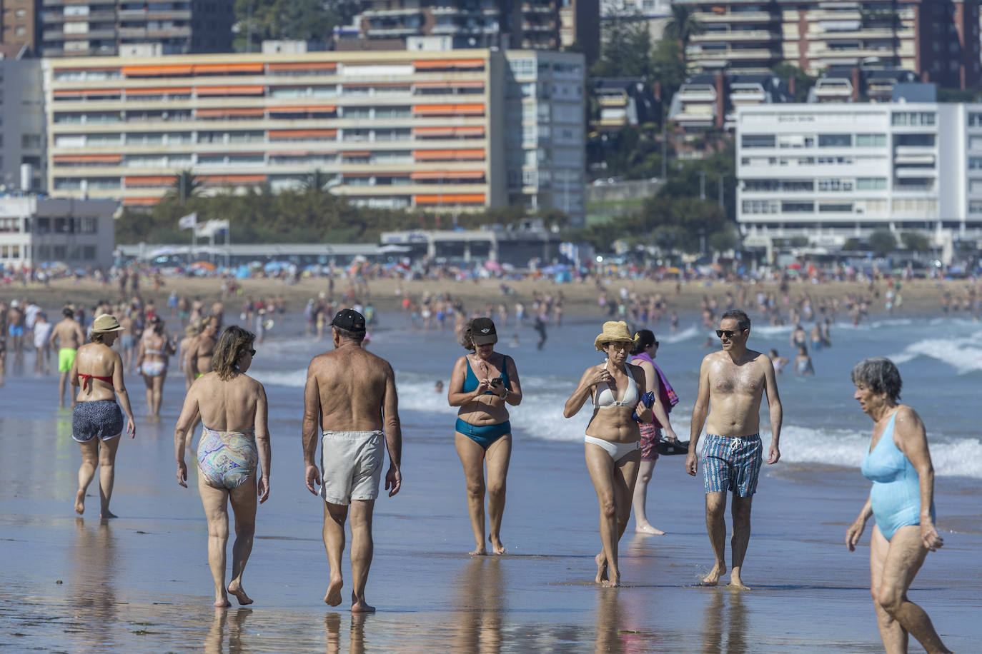 Las playas de El Sardinero se llenaron como en el mes de gosto.