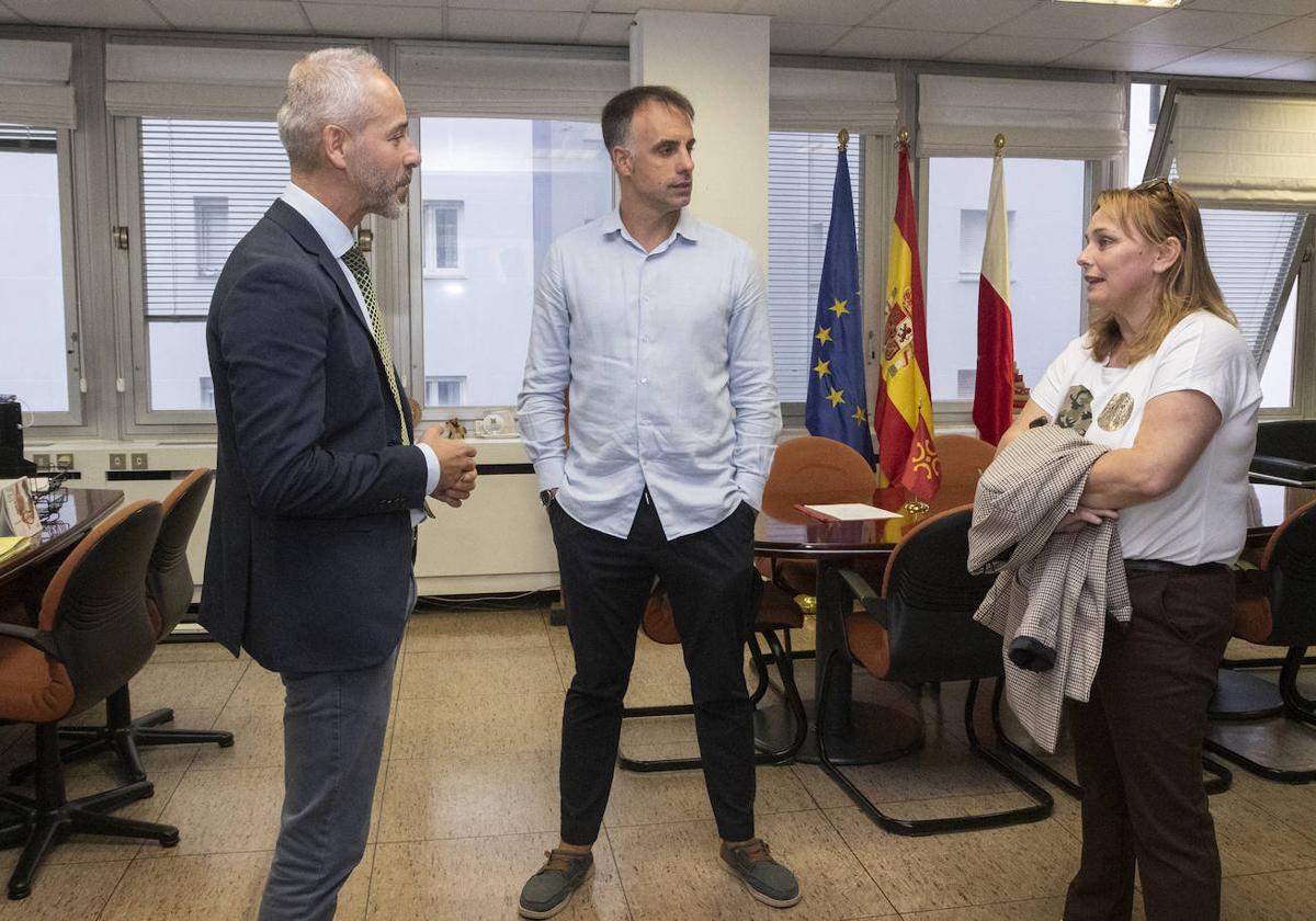 El consejero de Educación, Sergio Silva, el presidente gimnástico, Siro del Barrio y Lourdes Verdeja, presidenta de la Asociación Tolerancia 0 Bullying.