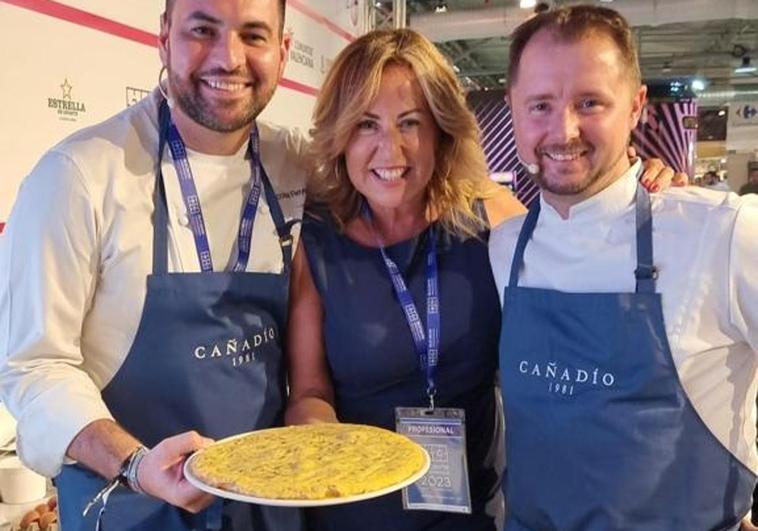 Nicolás Reyes (chef de Cañadio Madrid), Teresa Monteoliva y Pedro J. Roman (chef de Cañadio Santander)