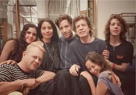 Mick Jagger, con seis de sus ocho hijos.