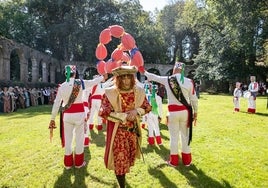 Carlos V pasa bajo los arcos de los danzantes de La Revilla