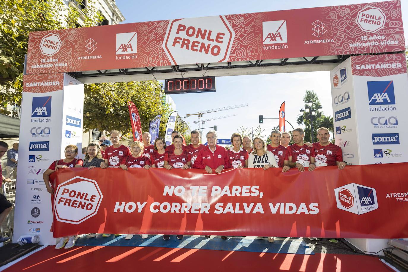 Arranque oficial de la carrera con responsables de Antena 3, el atleta Abel Antón, la aclaldesa de Santander y algunos de sus concejales