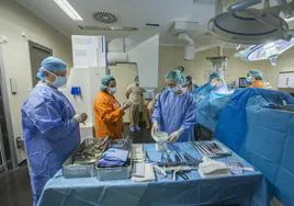 Personal sanitario se prepara para una intervención quirúrgica en el Hospital Valdecilla.