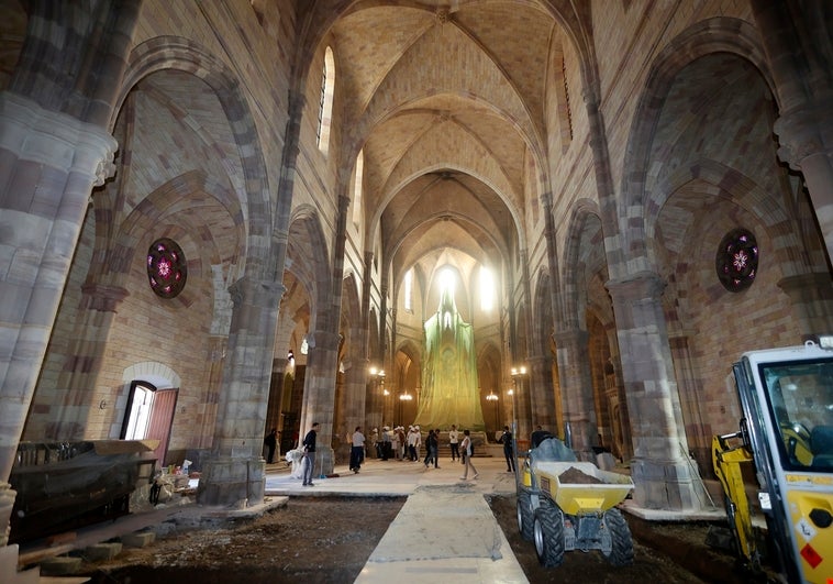 Operarios de SIEC trabajan en la restauración, este lunes, durante la visita de algunos ediles al interior de la Asunción.