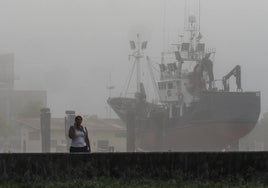 La niebla cubría buena parte de Santander a primera hora de este lunes.