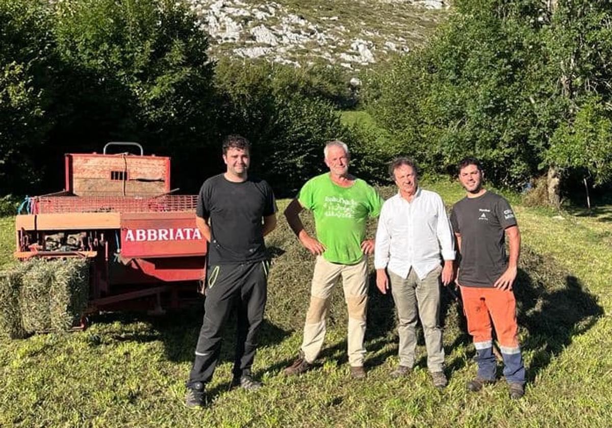 El consejero en su visita a Tresviso junto a Ruiz, Clemente, y el ganadero Pedro José Campo.