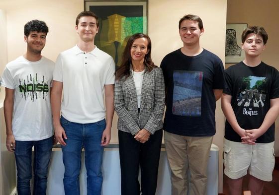 Beatriz Corredor, con los alumnos que integran el Cuarteto Ramales.