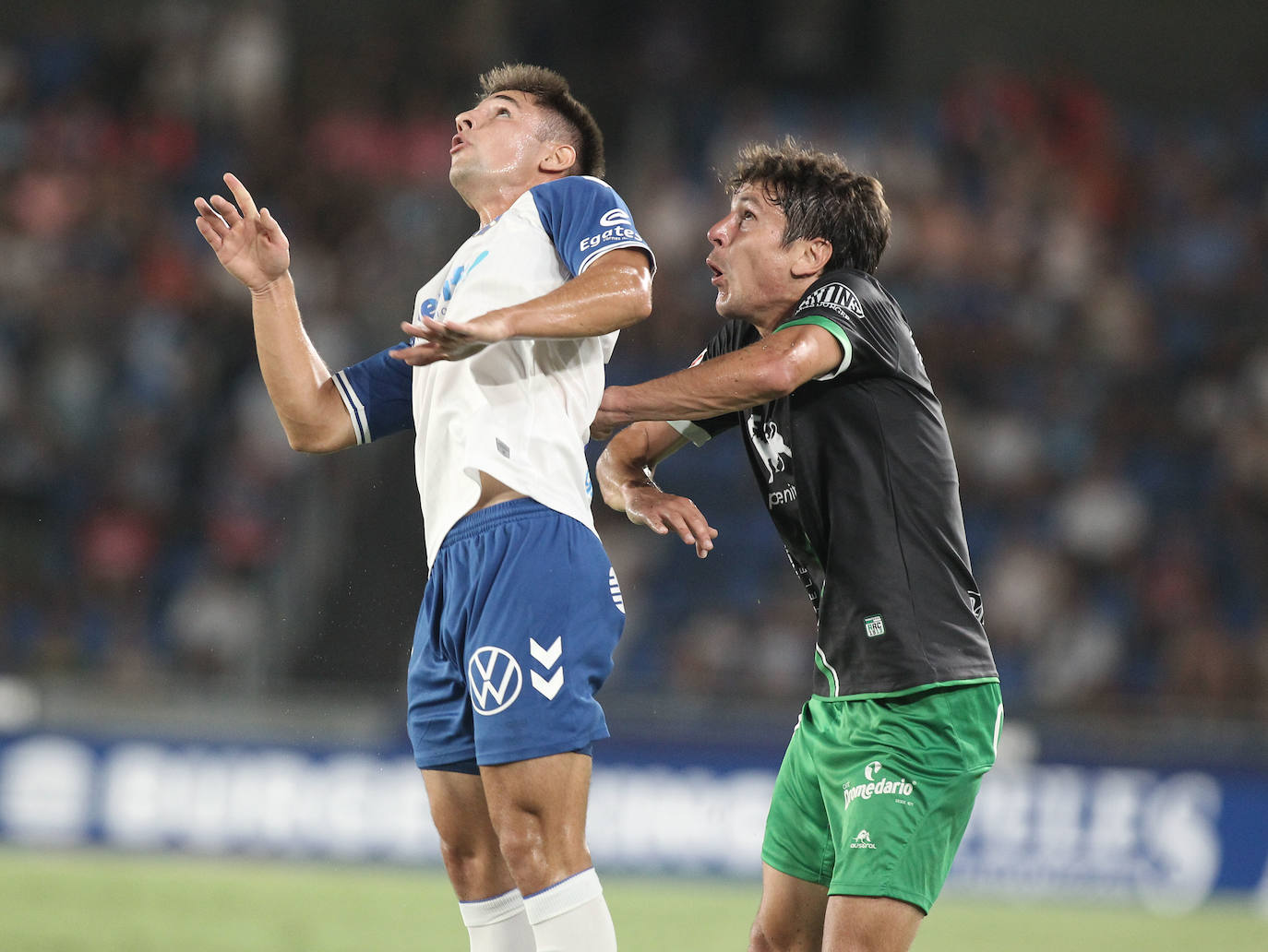 Sangalli salta para disputar un balón con un rival del Tenerife. 