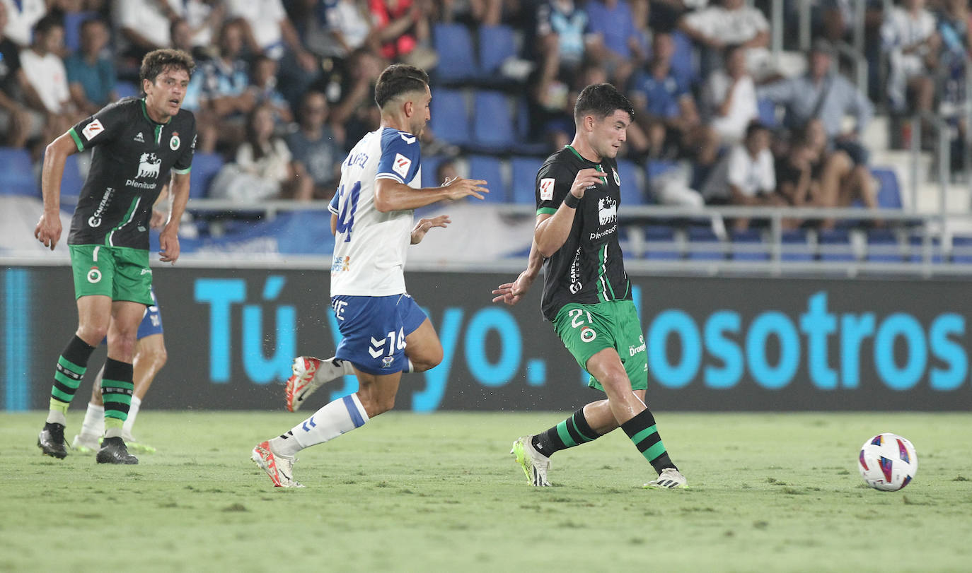 Aldasoro, del Racing, controla el balón mientras León, del Tenerife, trata de alcanzarlo.