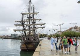 El galeón Andalucía en el muelle de Calderón, en Santander.