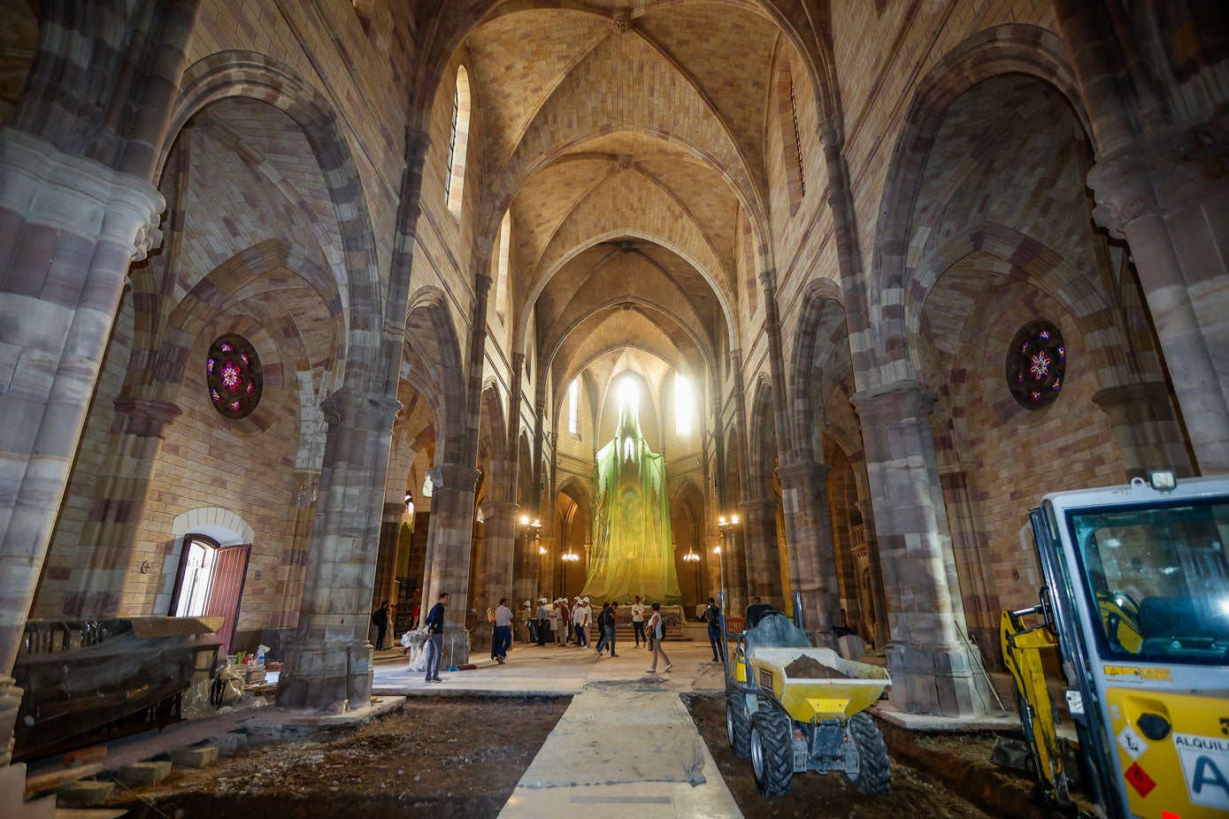 Políticos y periodistas visitaron ayer el interior de la iglesia para comprobar el estado de las obras. 