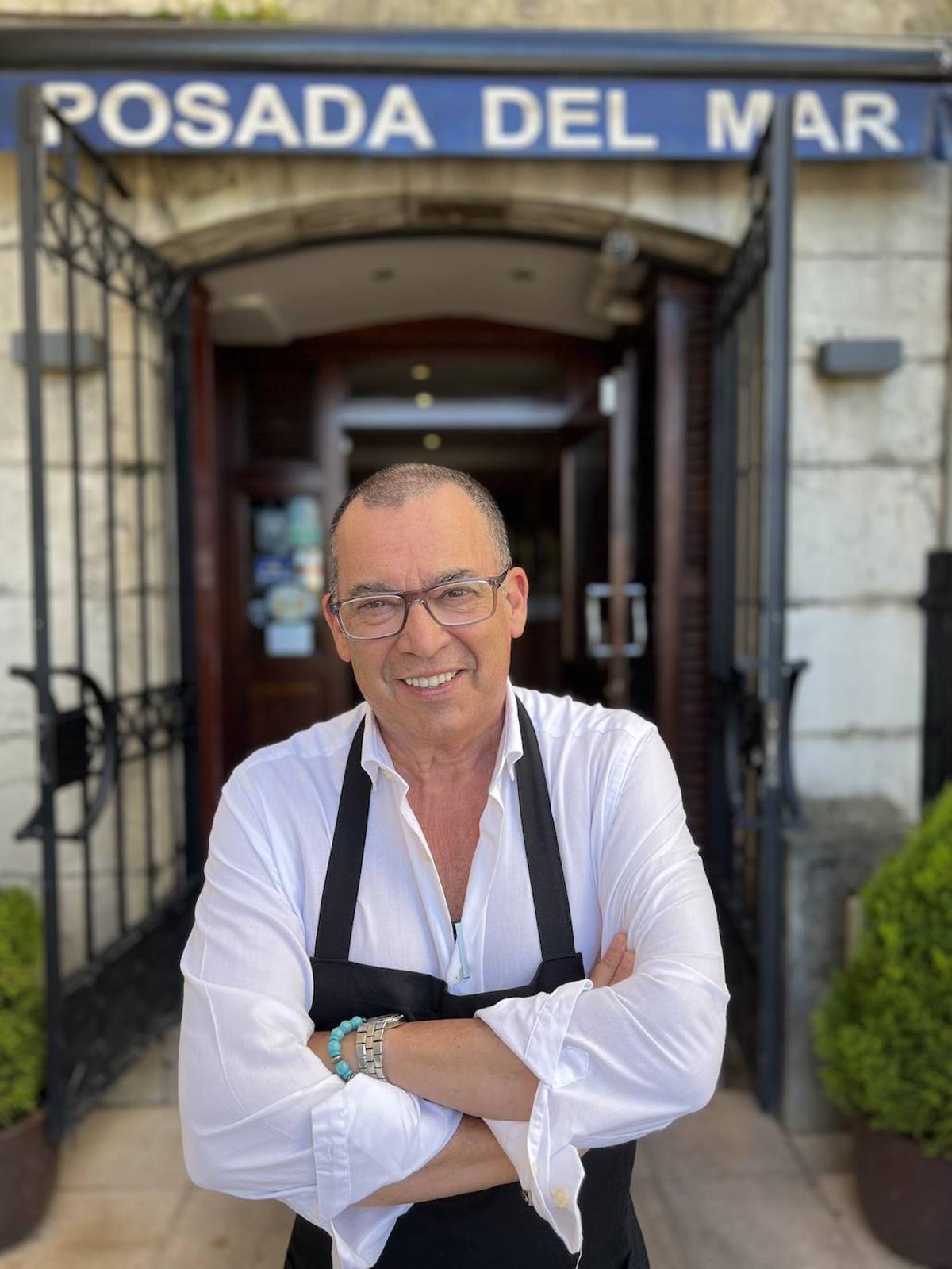 Tomás Merendón, propietario y jefe de sala, posa en la entrada al restaurante.