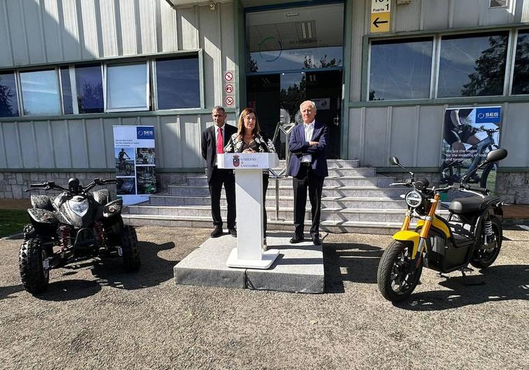 La presidenta, en la visita oficial con el director de SEG Automotive y el consejero de Industria.