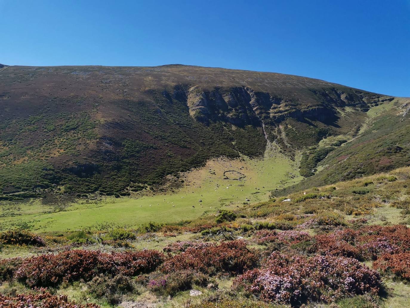 Al fondo podemos ver el pico Liguardi, sobre la Cuenca de Proaño.