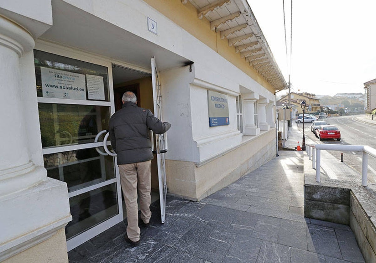 Un vecino accede al actual consultorio médico de Comillas.