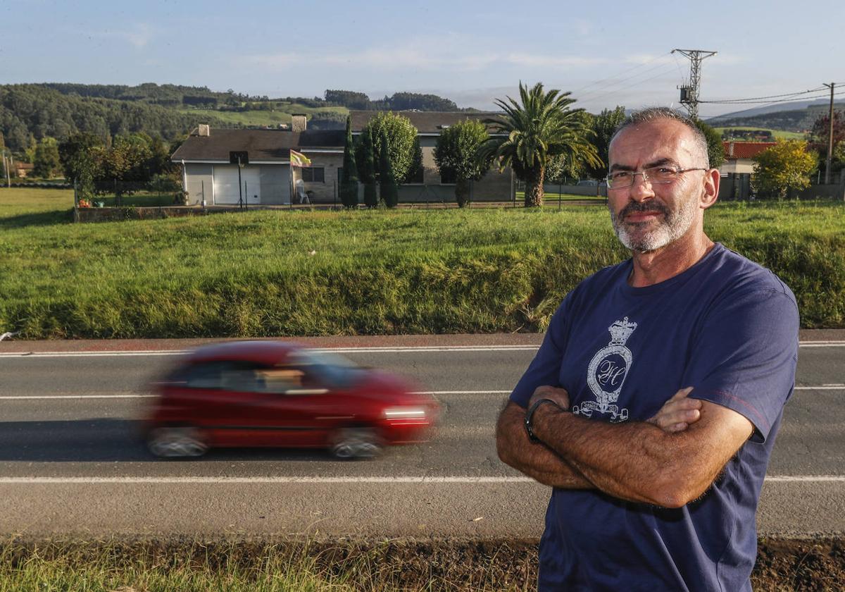 Francisco Cano, ante su casa en Parbayón y la carretera N-623.