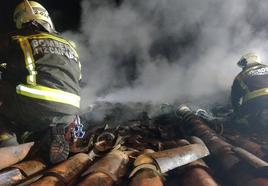 Los bomberos durante las labores de extinción.