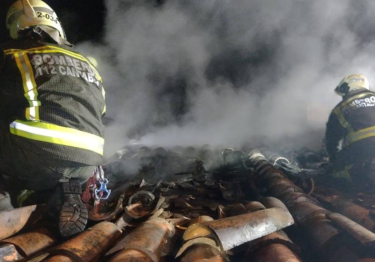 Los bomberos durante las labores de extinción.