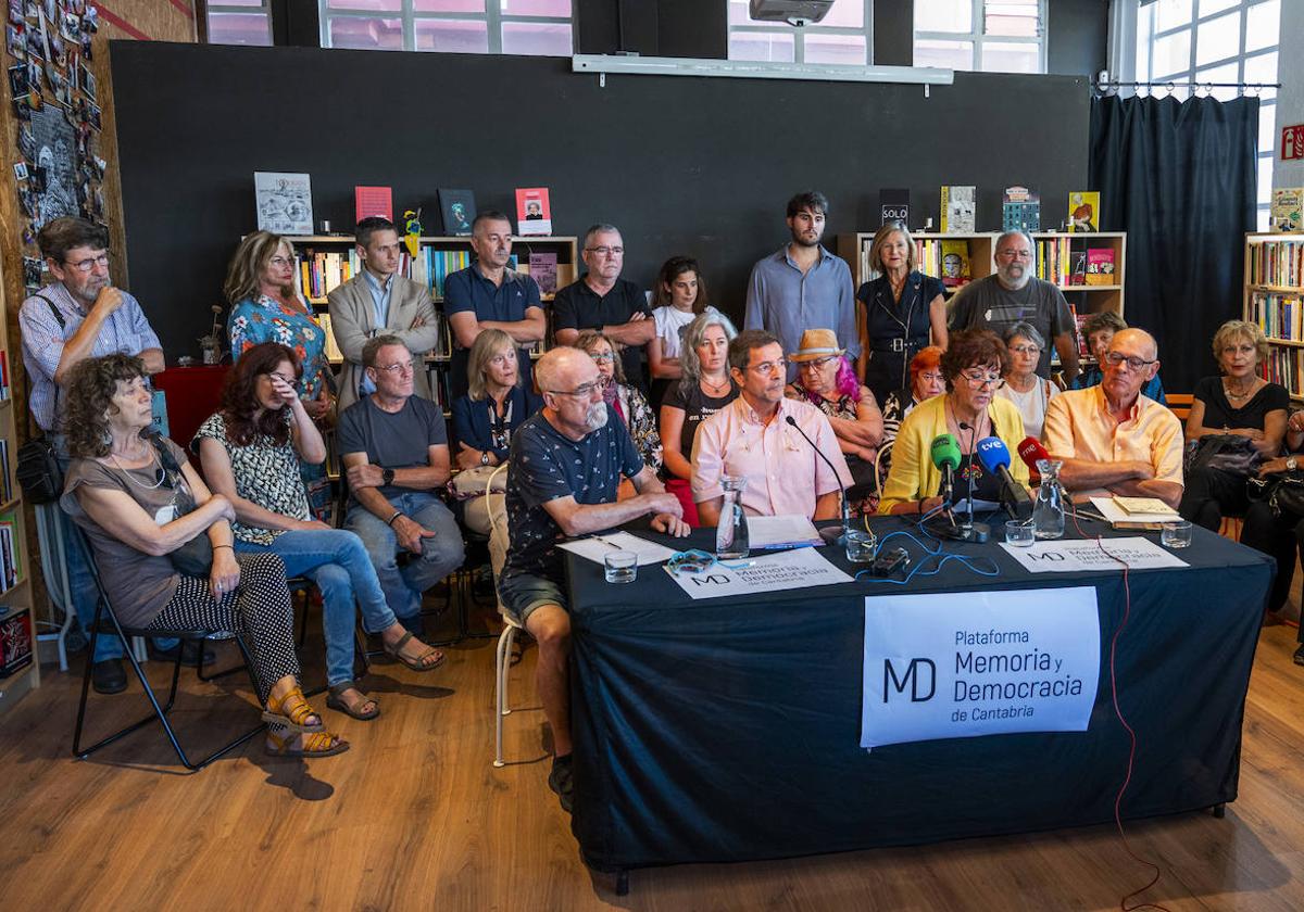 Representantes de los colectivos y organizaciones de la plataforma, en la presentación del manifiesto.