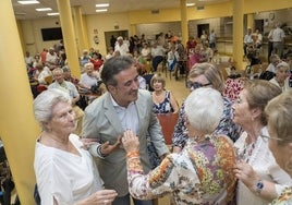 El alcalde de Camargo, Diego Movellán, entre un grupo de personas mayores.