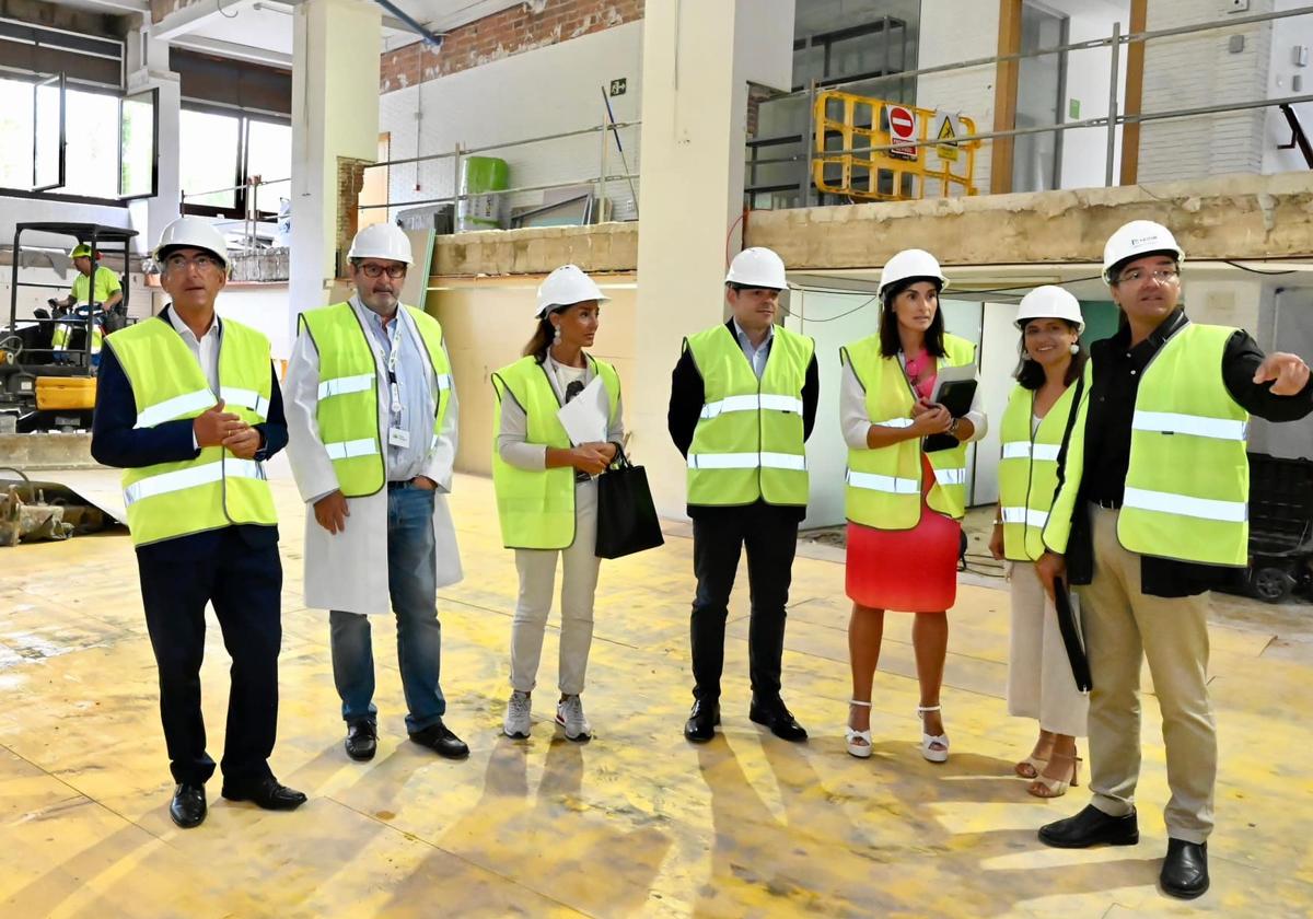 Visita de la alcaldesa Gema Igual a las obras del hospital de la Mutua Montañesa. La regidora, junto a responsables de la Mutua y de la constructora Siec.