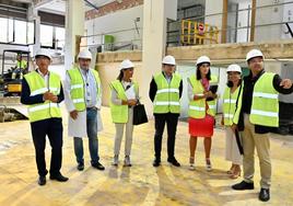 Visita de la alcaldesa Gema Igual a las obras del hospital de la Mutua Montañesa. La regidora, junto a responsables de la Mutua y de la constructora Siec.