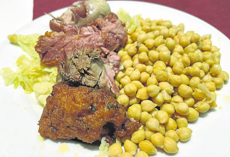 Garbanzos, carnes y relleno. La sopa se sirve aparte.