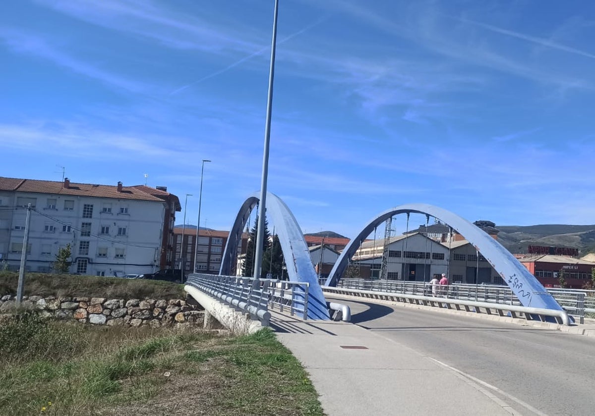 El Gobierno de Cantabria agilizará los trámites para ampliar el puente nuevo del Híjar.