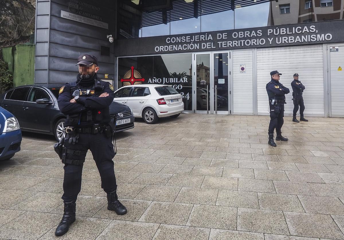 Agentes de Policía, ante la sede de Obras Públicas el 22 de febrero de este año, día en el que se realizó el registro de la consejería.