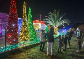 Varias personas contemplan la decoración navideña de la casa de Parbayón el pasado año.