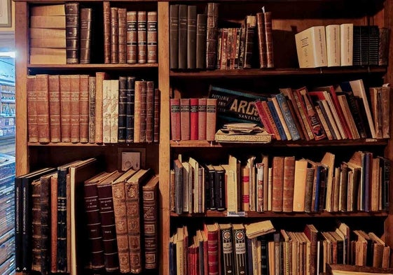 Una de las estanterías de la librería de libro viejo del inglés Alastair Carmichael, en Lloreda de Cayón