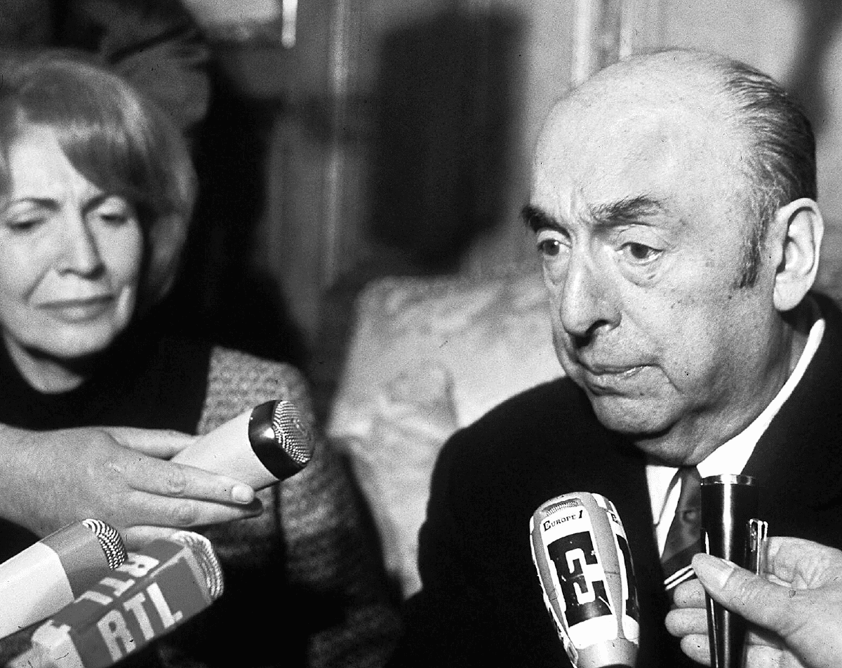 El poeta y diplomático chileno, entonces embajador en Francia, junto a su esposa Matilde Urrutia en la embajada de Chile en París tras recibir el Premio Nobel de Literatura en 1971.