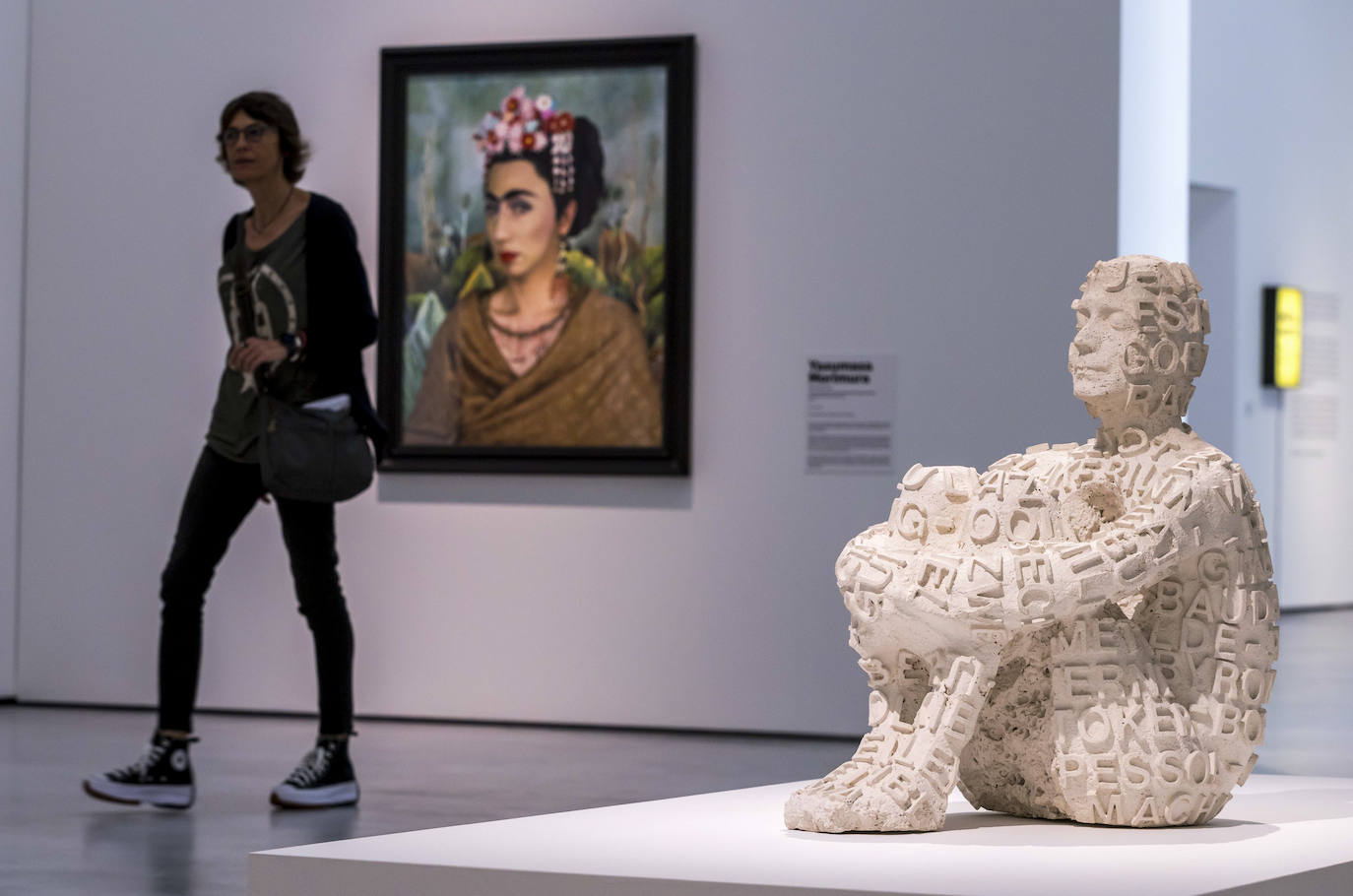 La figura de Jaume Plensa, en un primer término, y la obra de Morimura al fondo, conviven en uno de los espacios de las Naves