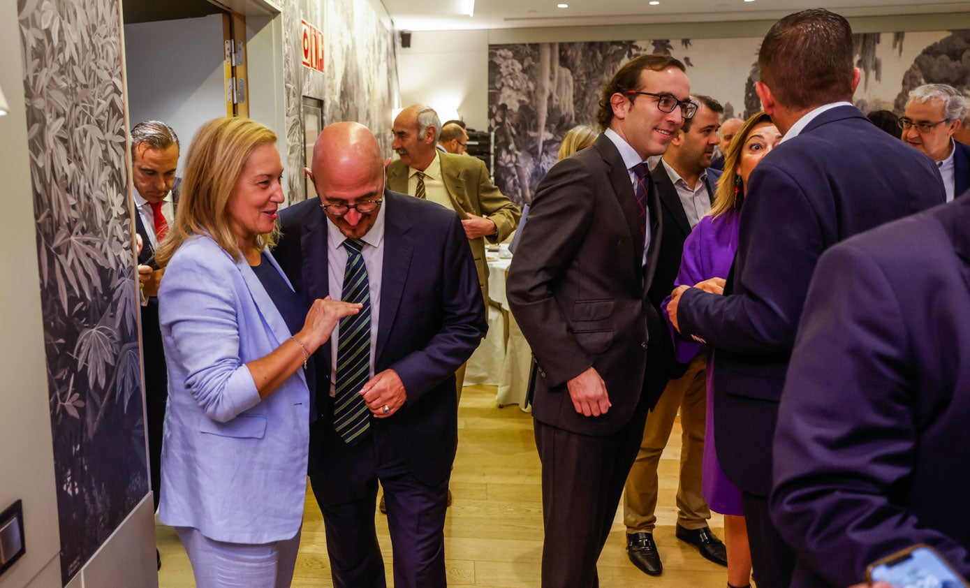 María José González Revuelta conversa con el consejero de Salud, César Pascual a su llegada al foro. 